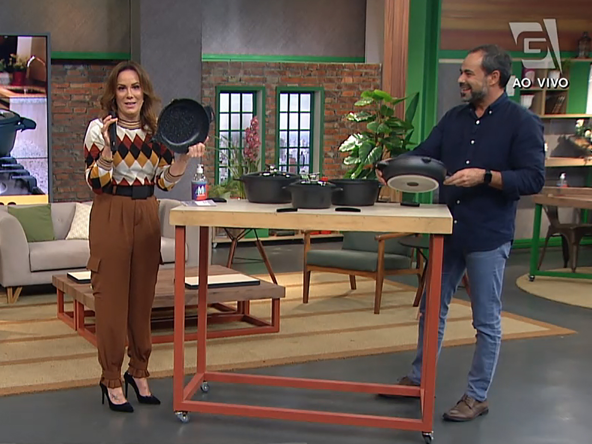 Regina Volpato se atrapalha durante merchan no Mulheres