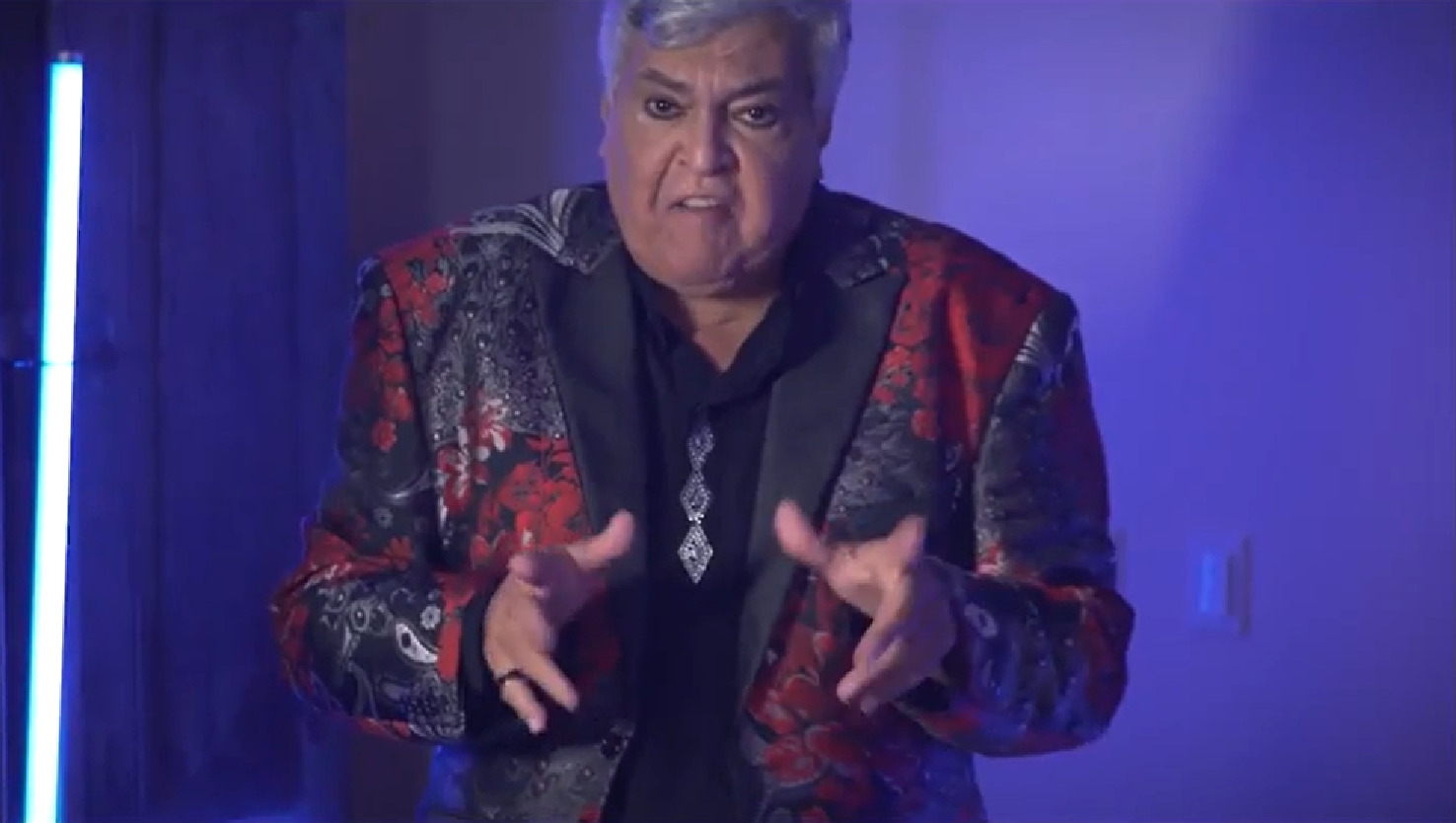 Sidney Magal em comercial da novela Club 57 (Reprodução/UOL)