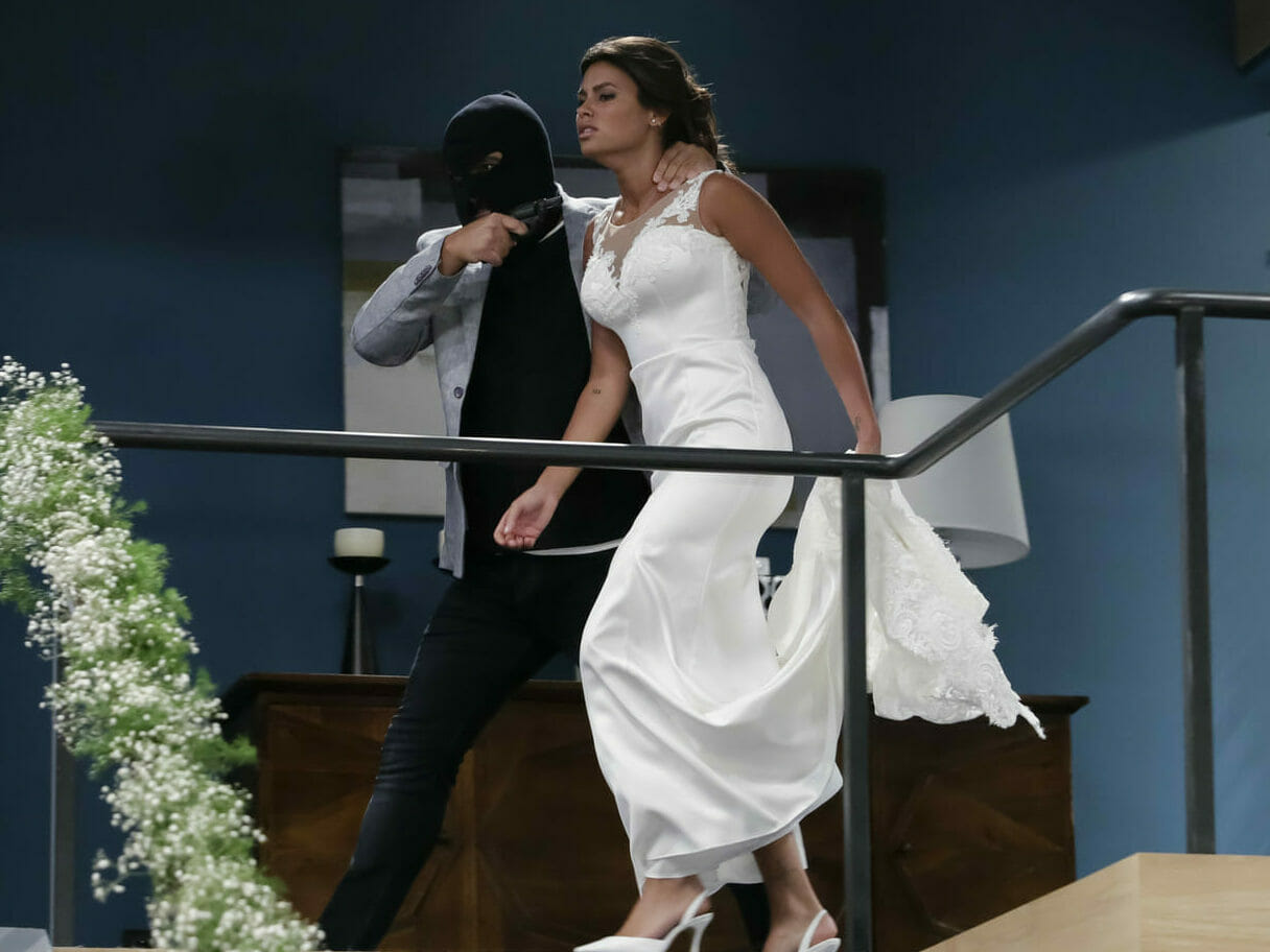 Nazaré (Carolina Loureiro) rendida por bandido