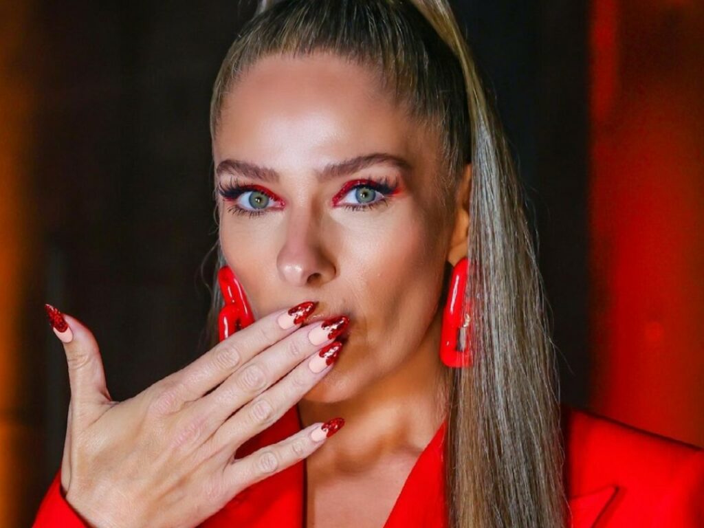 Adriane Galisteu apresentará A Fazenda 13