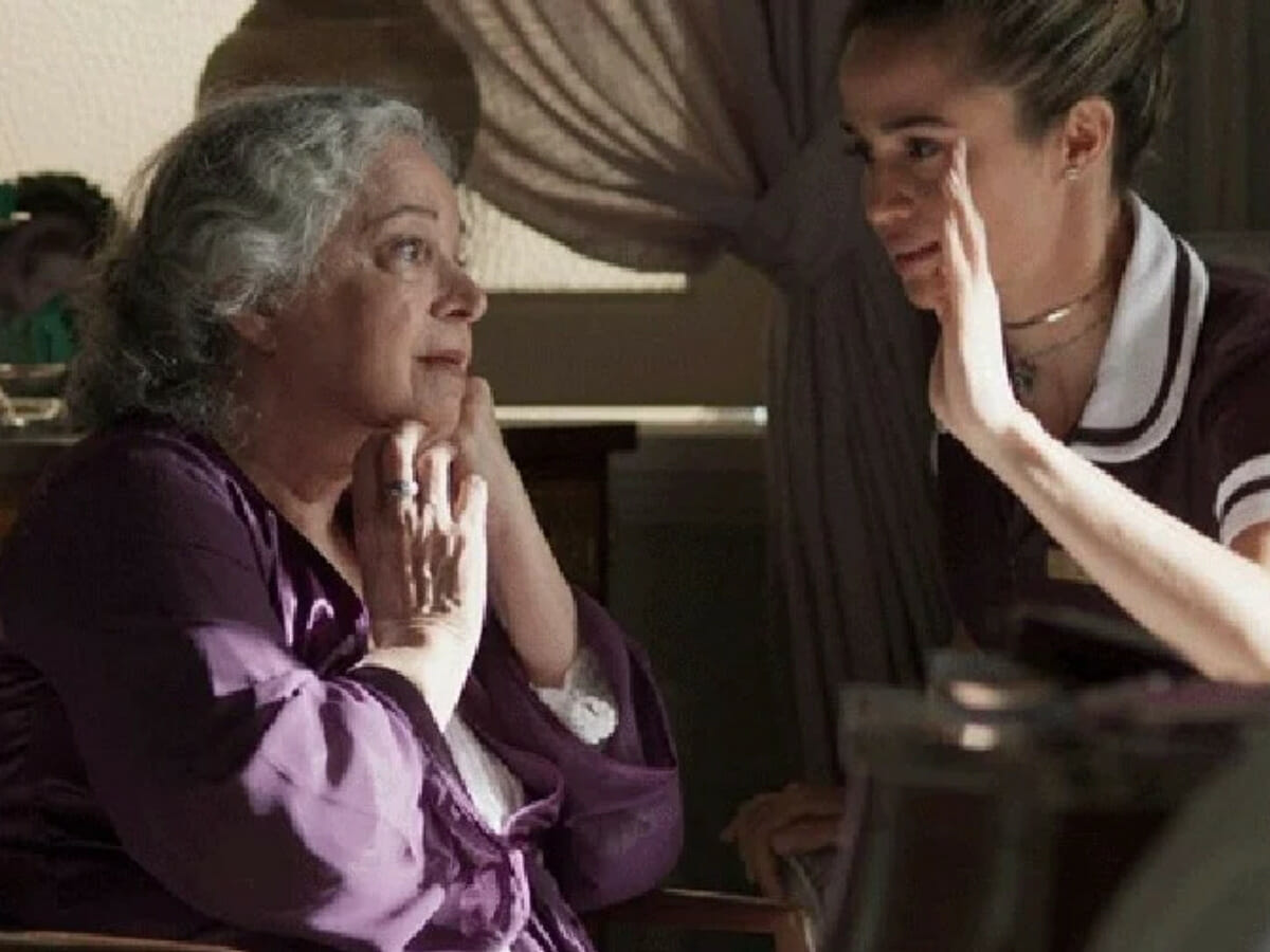 Camila Amado como Dona Marieta e Nanda Costa como Sandra Helena em Pega Pega (Reprodução - Globo)