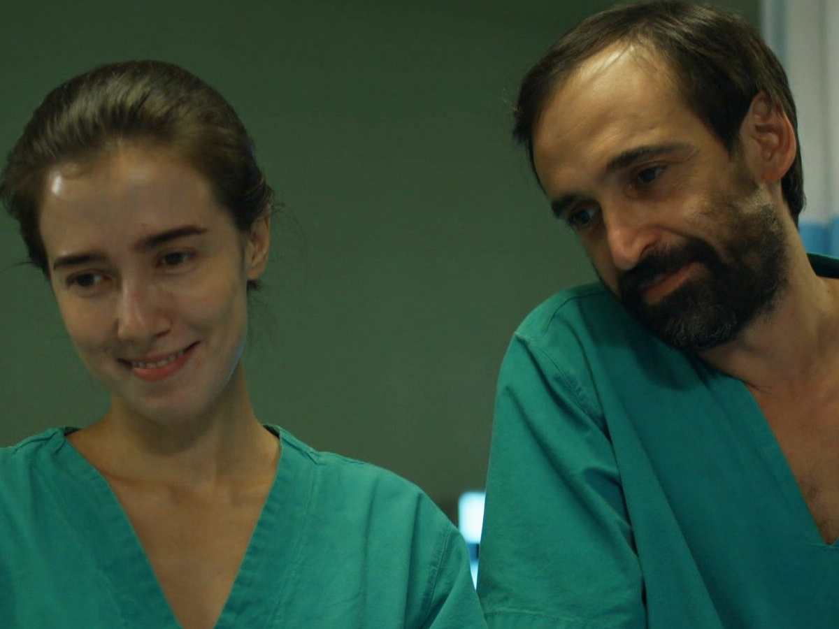 Carolina (Marjorie Estiano) e Evandro (Júlio Andrade) em Sob Pressão