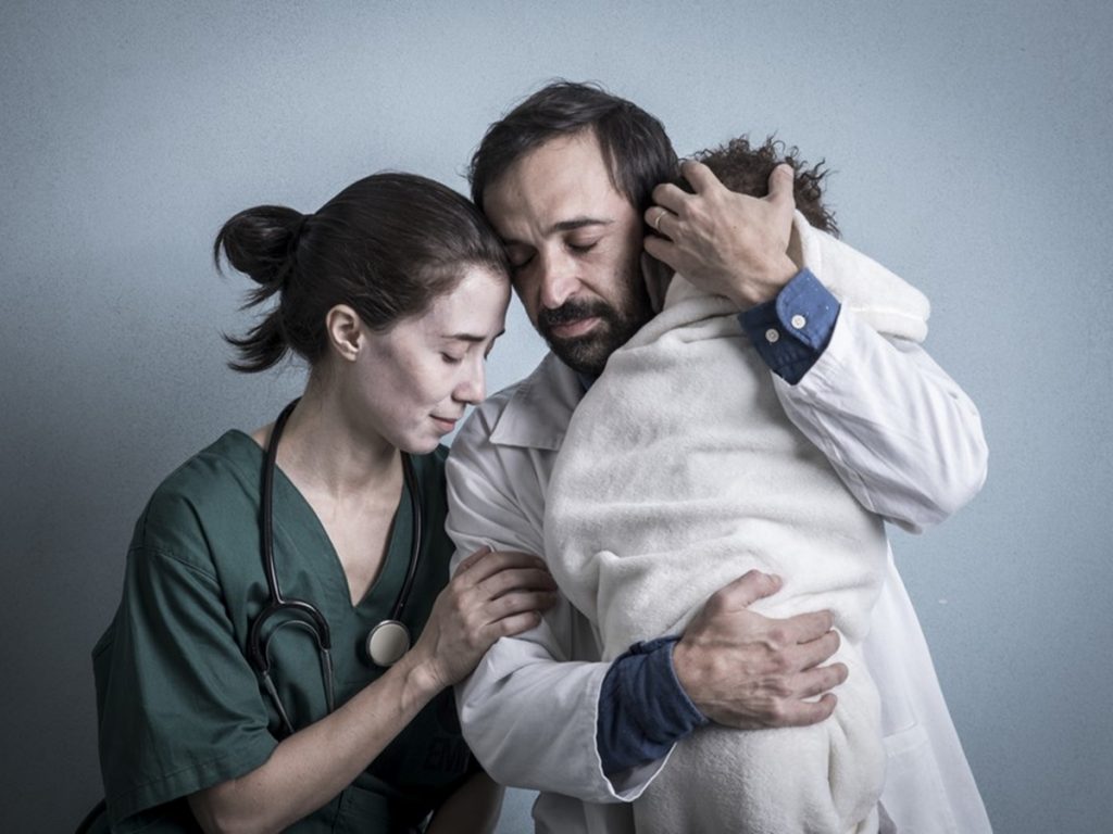 Carolina (Marjorie Estiano) e Evandro (J&uacute;lio Andrade) em Sob Press&atilde;o