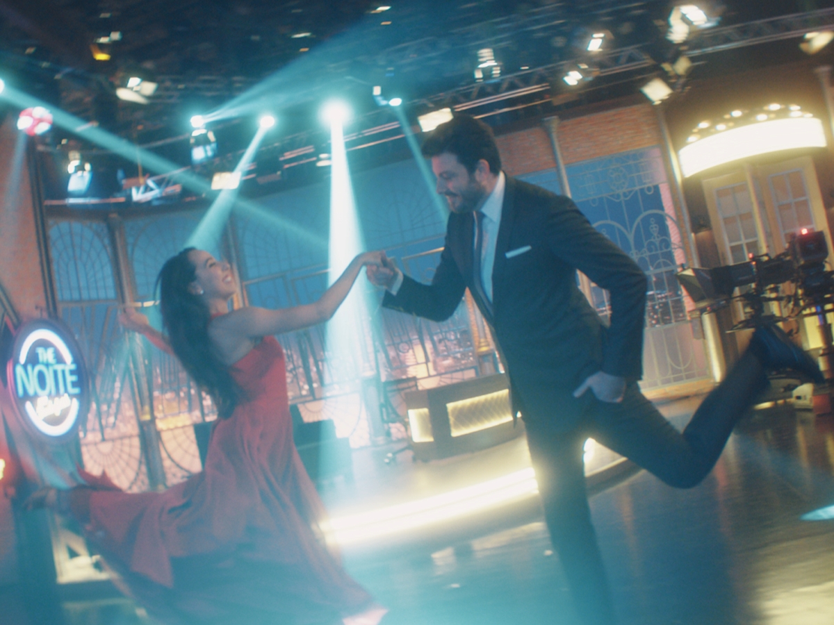 Danilo Gentili com dançarina em chamada do SBT