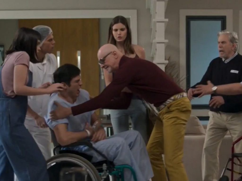 Pedrinho (Marcos Caruso) parte pra cima de Eric (Mateus Solano) em Pega Pega (Reprodu&ccedil;&atilde;o/Globo)