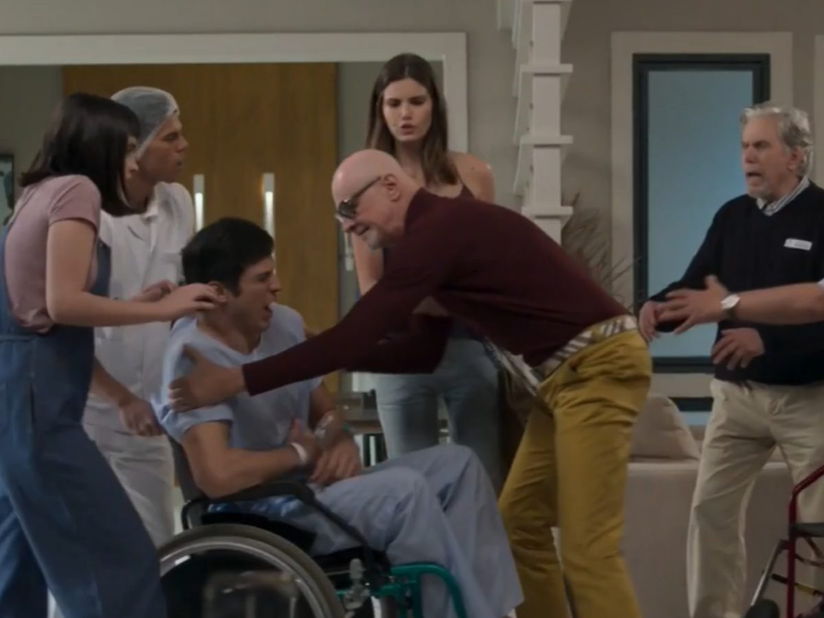 Pedrinho (Marcos Caruso) parte pra cima de Eric (Mateus Solano) em Pega Pega (Reprodução/Globo)