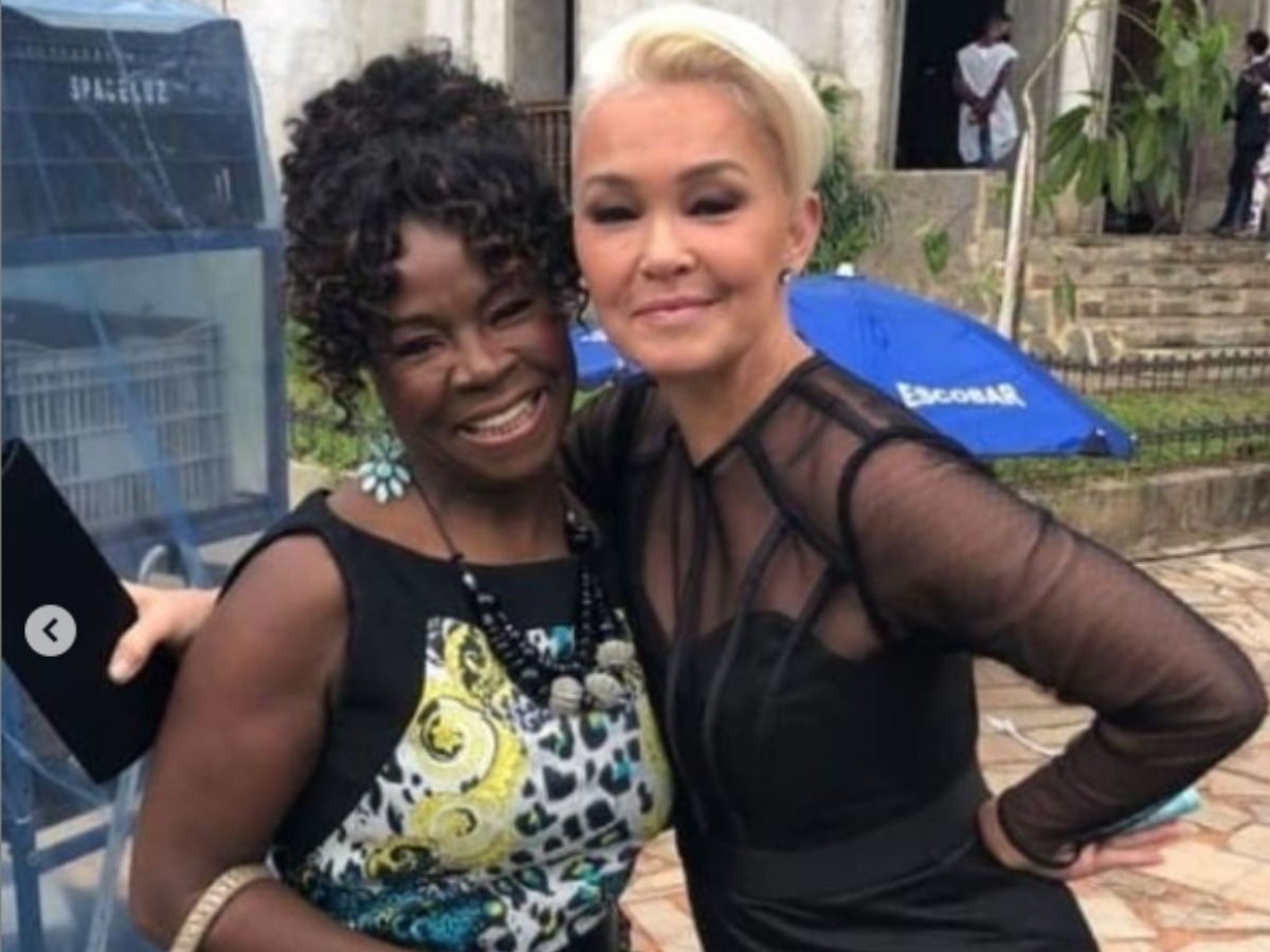 Julia Lemmertz e Zezeh Barbosa nos bastidores de Quanto Mais Vida, Melhor (Reprodução)
