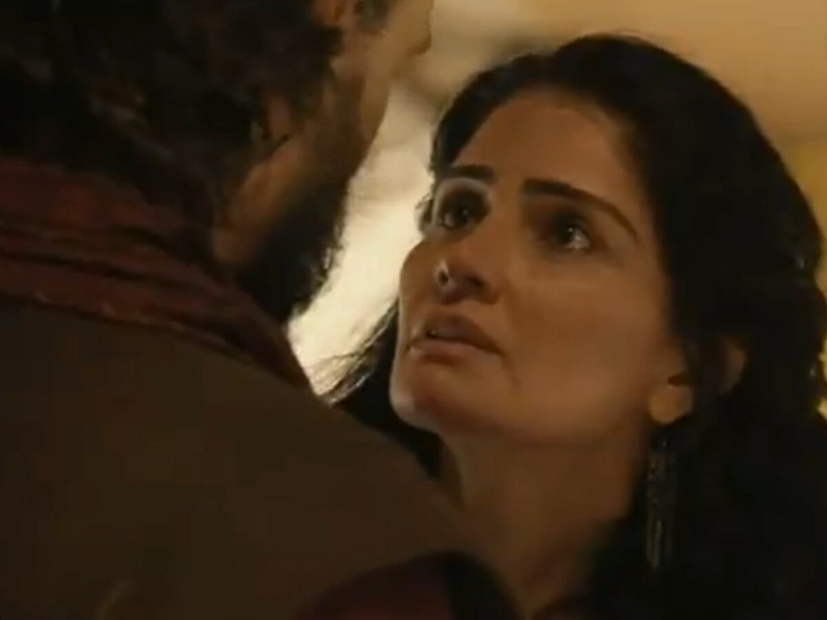 Bila (Patrícia França) se oferece para Rúben (Felipe Cunha) em Gênesis (Reprodução/Globo)