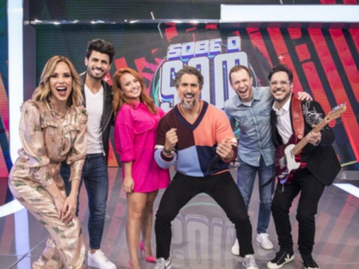 Tiago Leifert, Ana Furtado, Larissa Manoela, Juliana Paes e Paulo Vieira participam da estreia do Caldeirão (João Cotta/Globo)