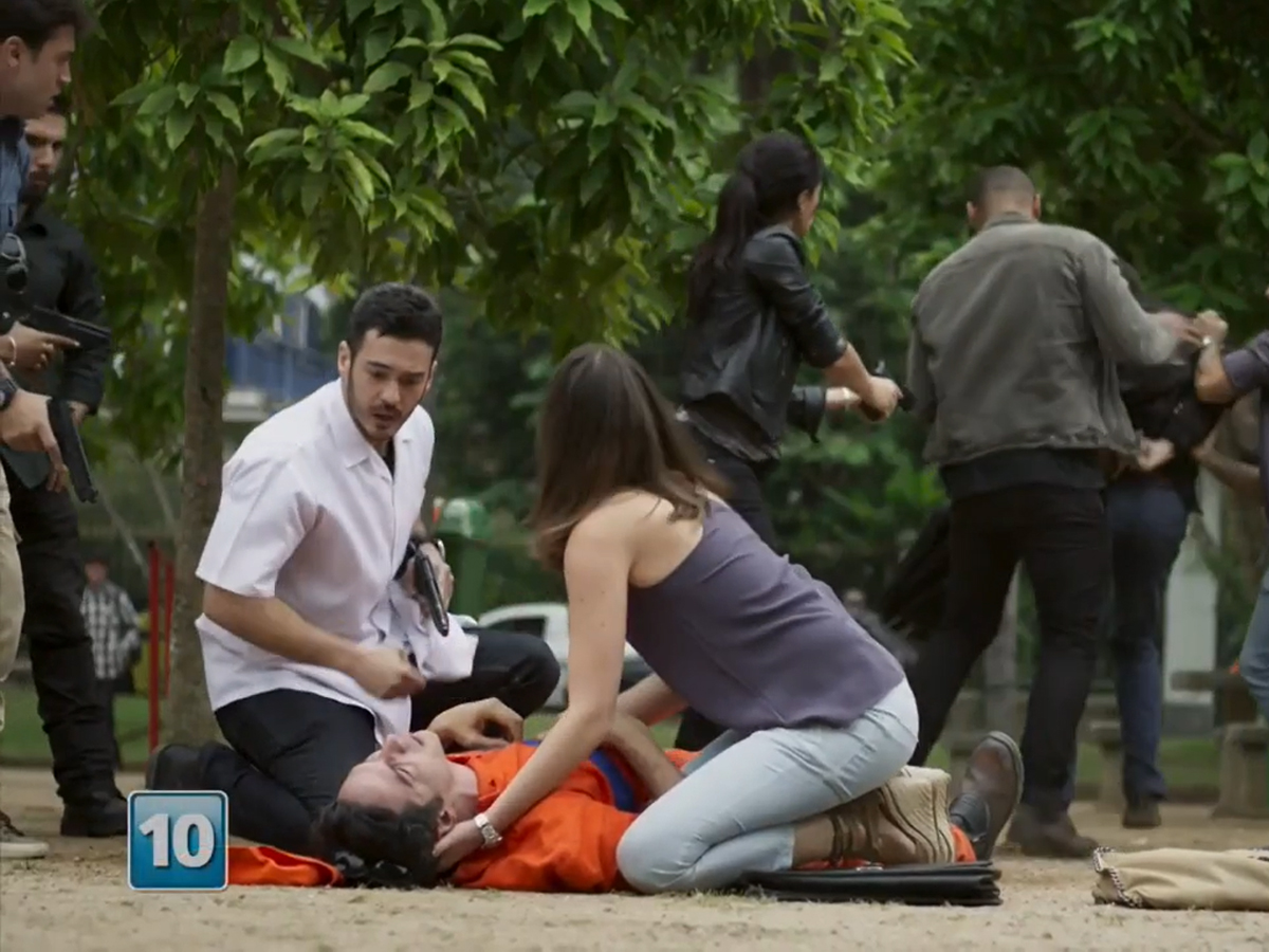 Domênico (Marcos Veras), Eric (Mateus Solano) e Luíza (Camila Queiroz) em Pega Pega