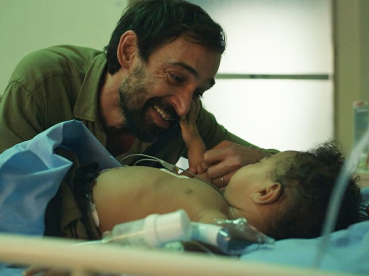 Evandro (Júlio Andrade) e o filho em Sob Pressão