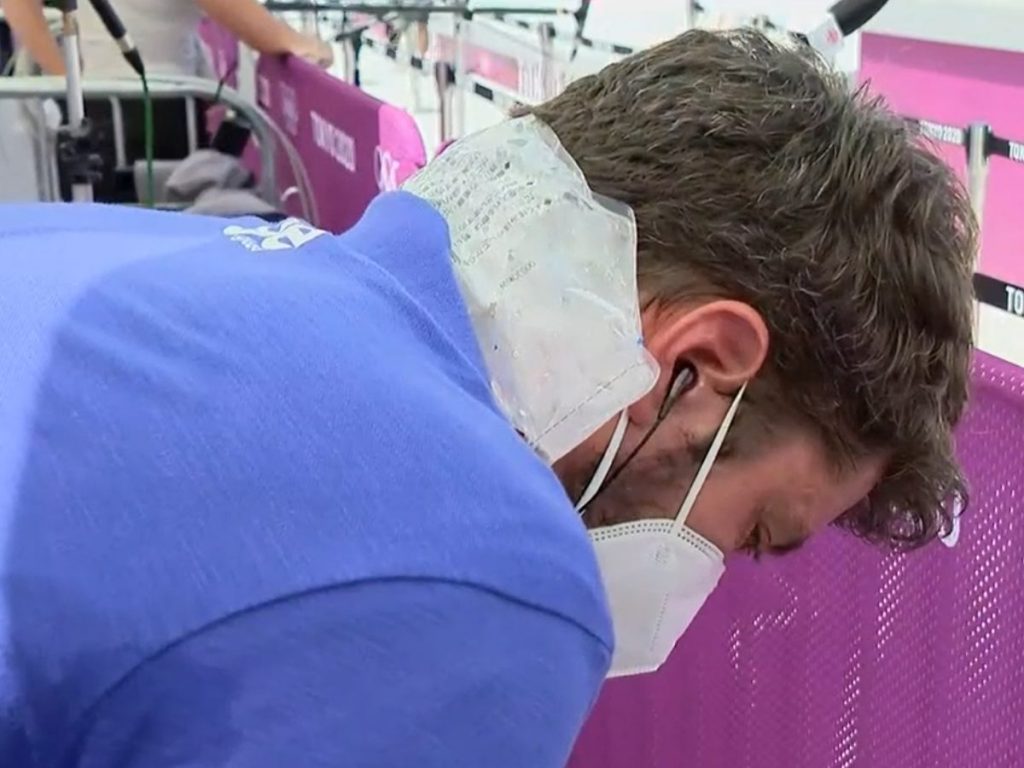 Kiko Menezes com bolsa de gelo durante a Olimpíada (Reprodução/Globo)