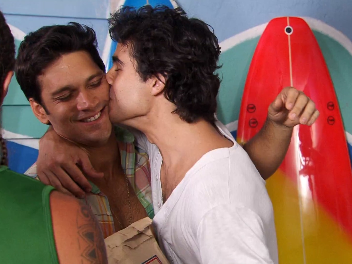 Julinho (André Arteche) e Thales (Armando Babaioff) de Ti-ti-ti