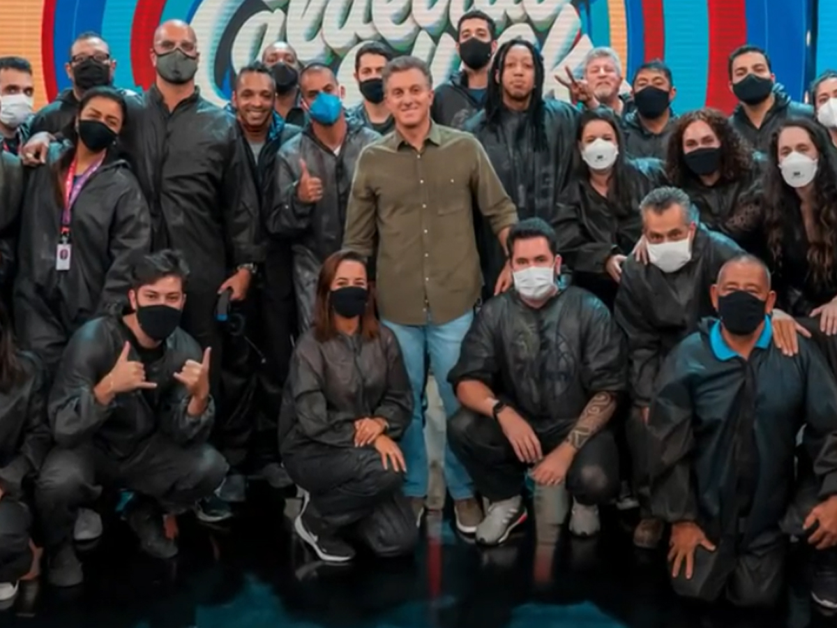 Luciano Huck e equipe do Caldeirão
