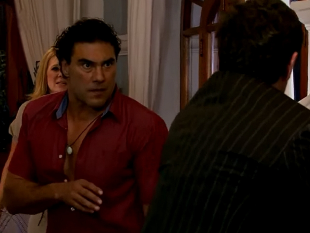 Nélson leva surra de Aguiar em Amores Verdadeiros (Reprodução Televisa)