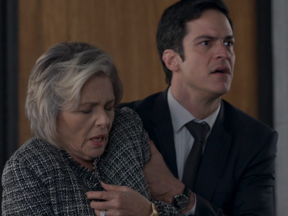 Sabine (Irene Ravache) e Eric (Mateus Solano) em Pega Pega
