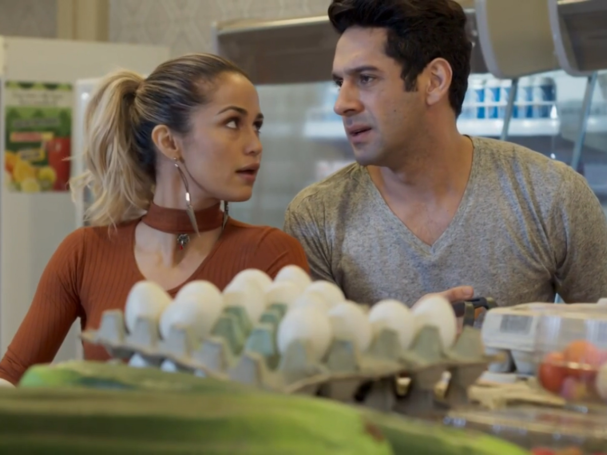 Sandra Helena (Nanda Costa) e Agnaldo (João Baldasserini) em Pega Pega