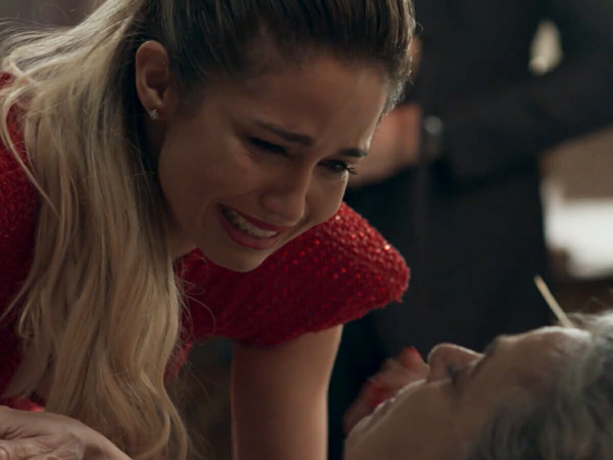Sandra Helena (Nanda Costa) e Dona Marieta (Camila Amado) em Pega Pega