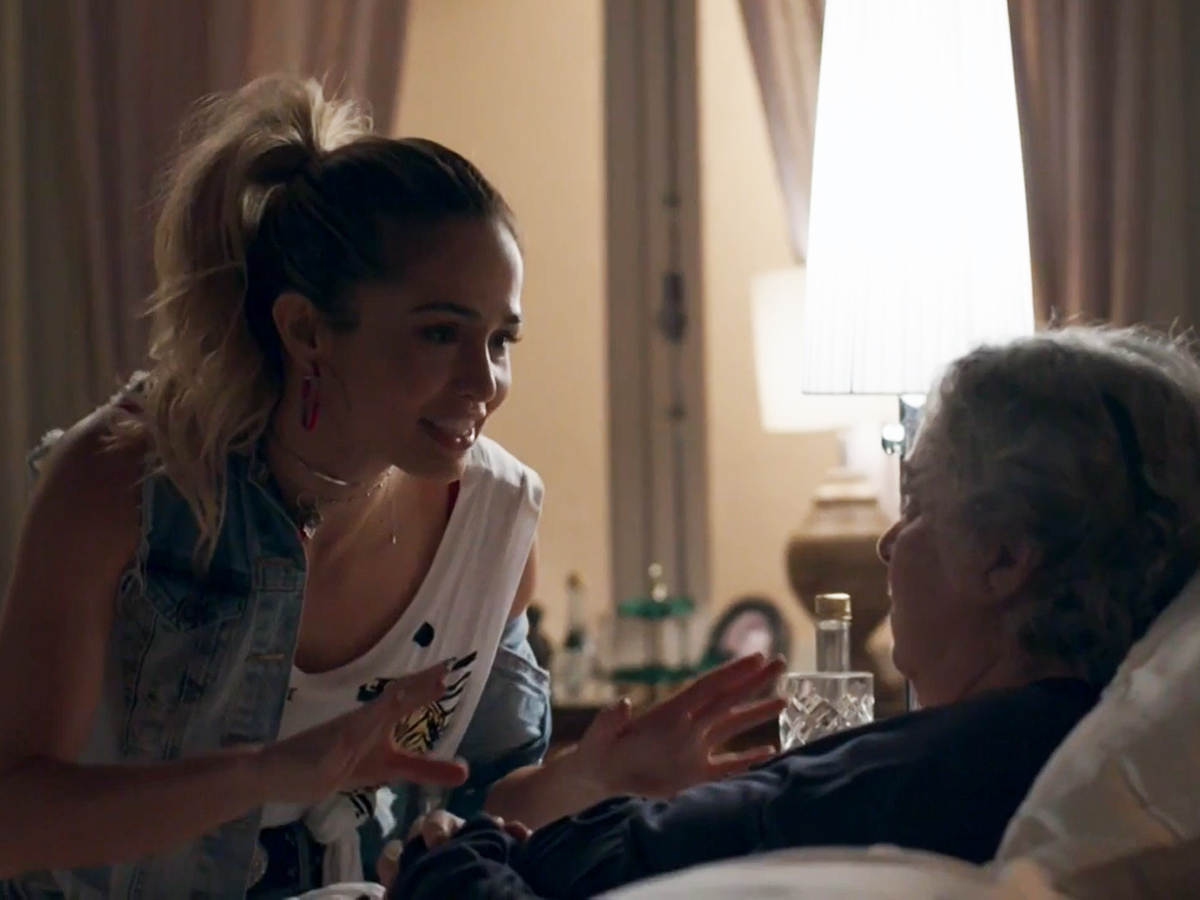 Sandra Helena (Nanda Costa) e Dona Marieta (Camila Amado) em Pega Pega