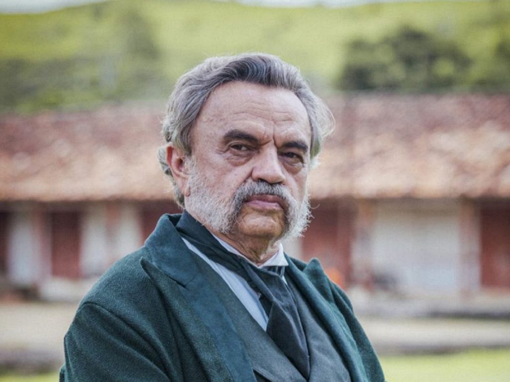 Coronel Eudoro (José Dumont) em Nos Tempos do Imperador