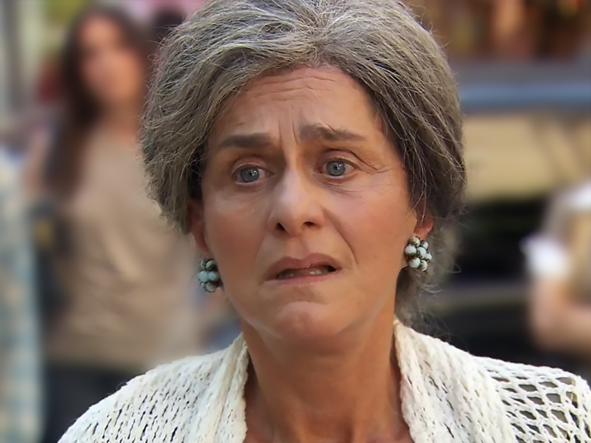 Cecília (Regina Braga)