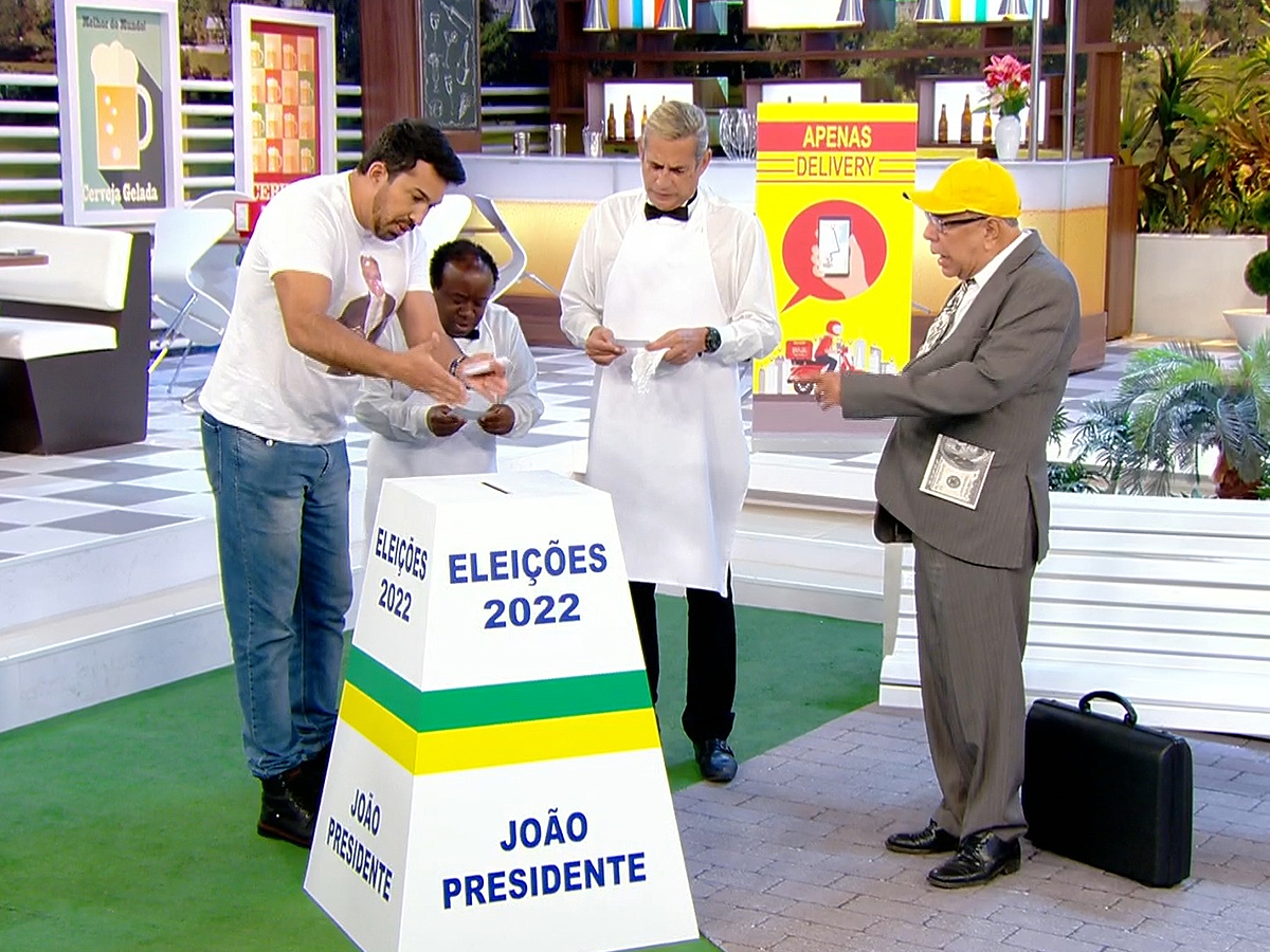A Praça É Nossa faz piada com voto impresso, bandeira do presidente Jair Bolsonaro