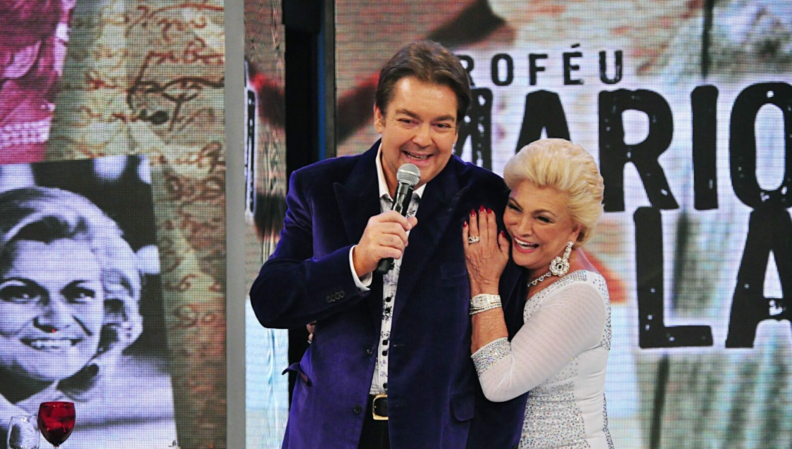 Hebe Camargo recebe Troféu Mário Lago, em 2010 (Divulgação/Globo)