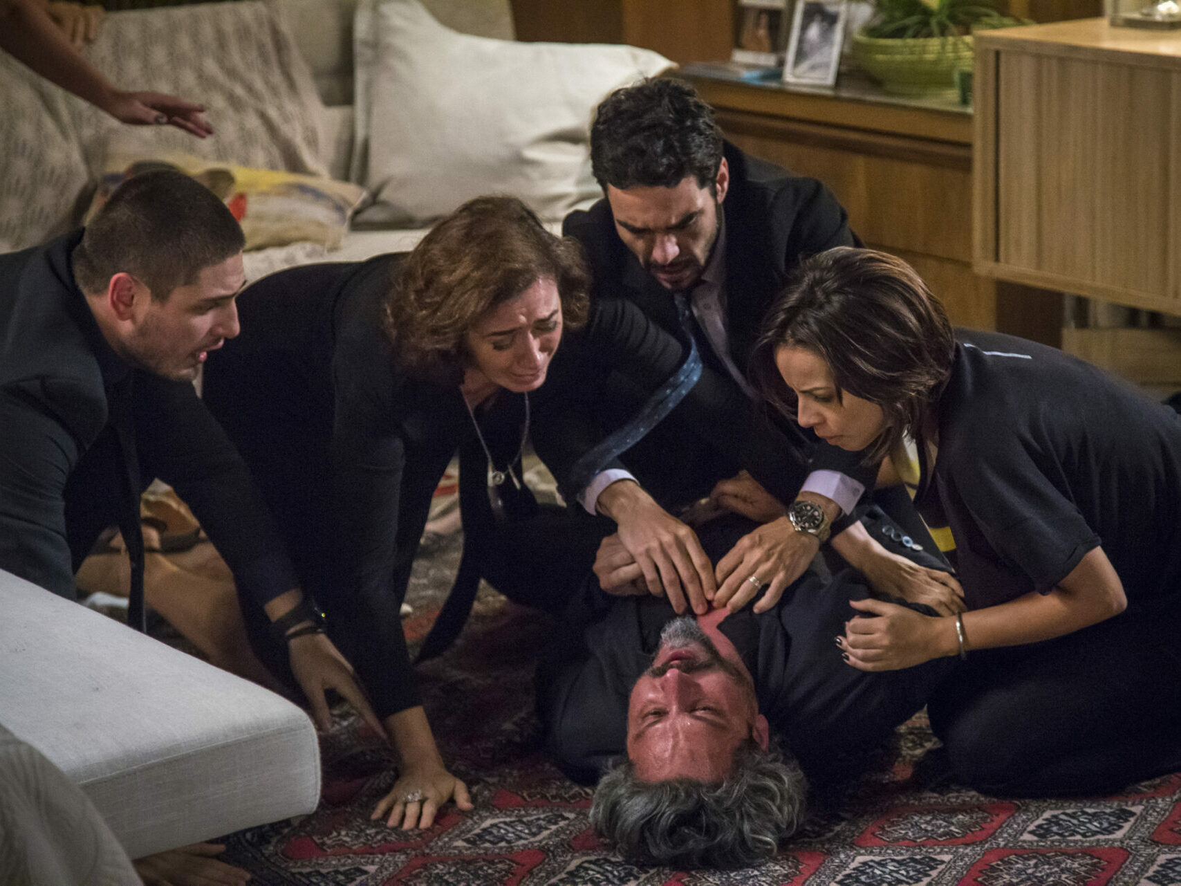 José Alfredo (Alexandre Nero) passa mal diante da família em Império