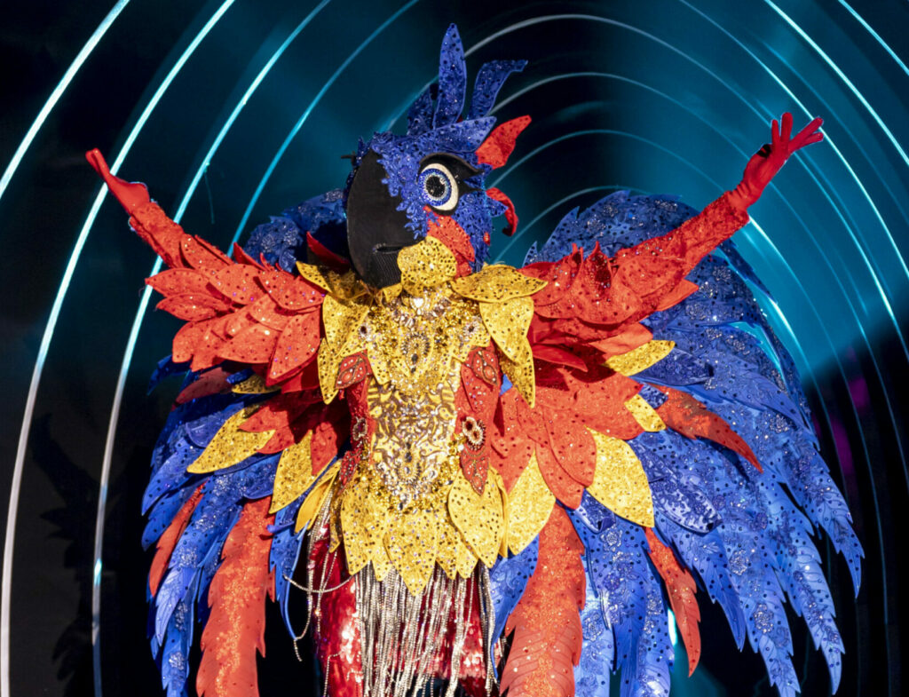 Cris Vianna fantasiada de Arara no The Masked Singer Brasil (Divulgação/Globo)