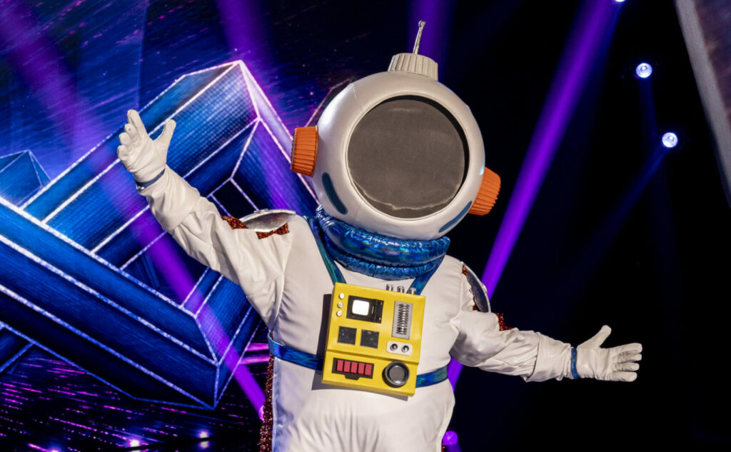 Sérgio Loroza fantasiado de Astronauta no The Masked Singer Brasil (Divulgação/Globo)