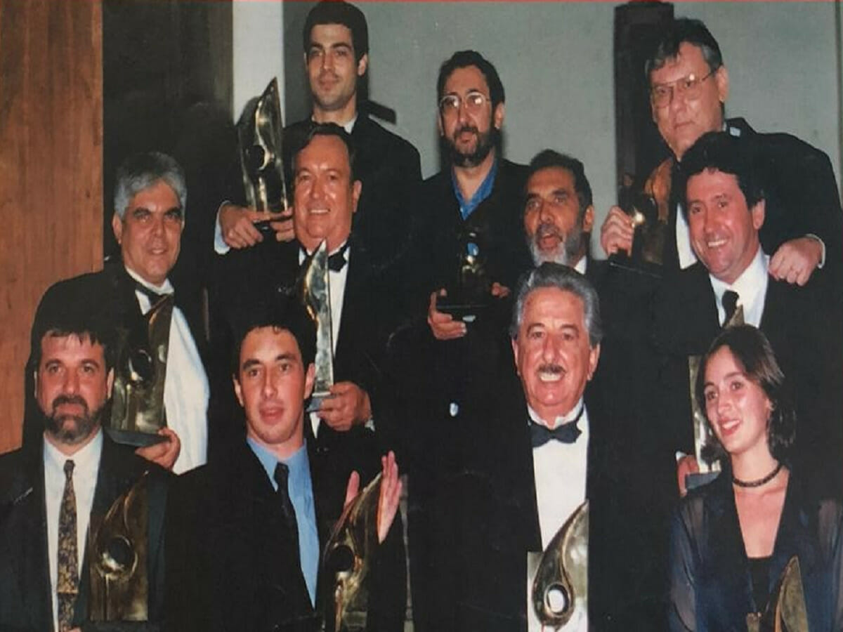 Christiano Blota, Pedro Luiz Ronco, Milton Neves (todos atrás); na coluna do meio, Wagner Lima, Dalmo Pessoa, Júlio Deodoro e Dirceu Marchiori; na frente, Oswaldo Paschoal, Pedro Bassan, Fiori Gigliotti e Thaís Arruda