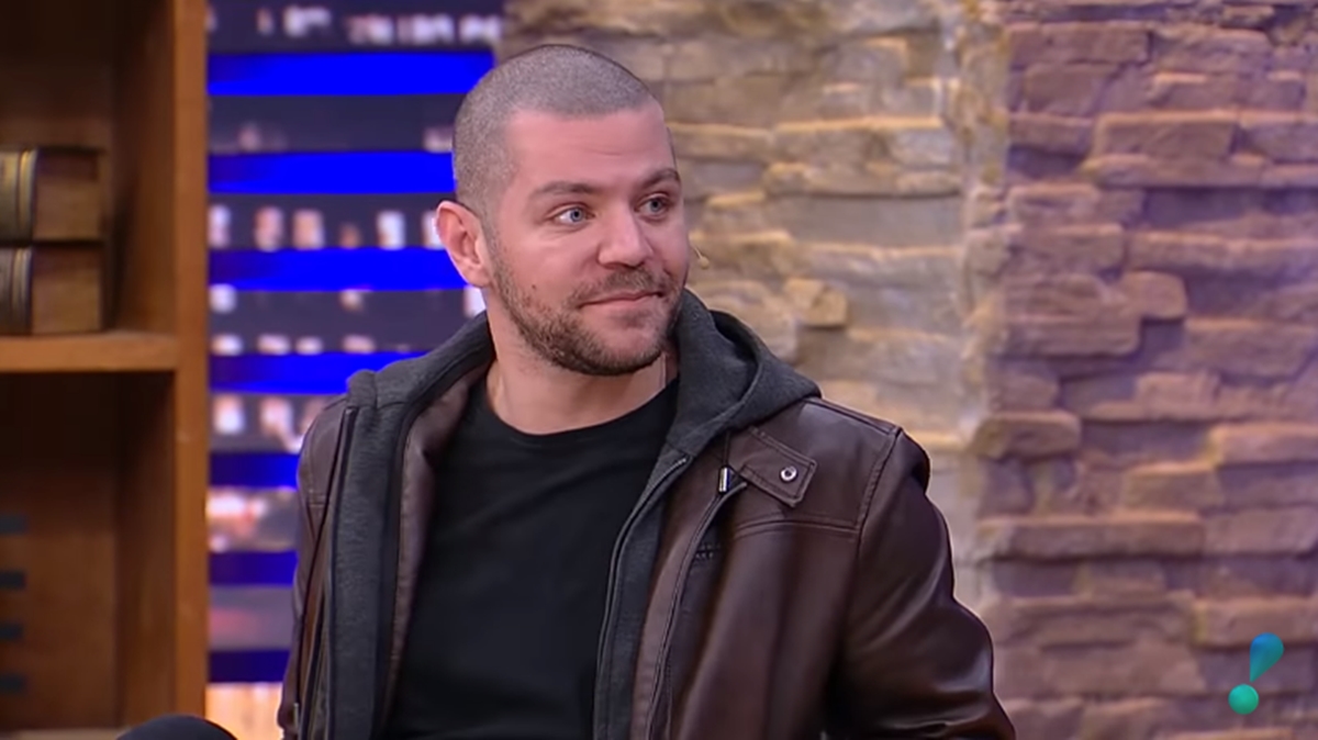 Victor Sarro em participação no extinto Luciana By Night (Reprodução: RedeTV!)