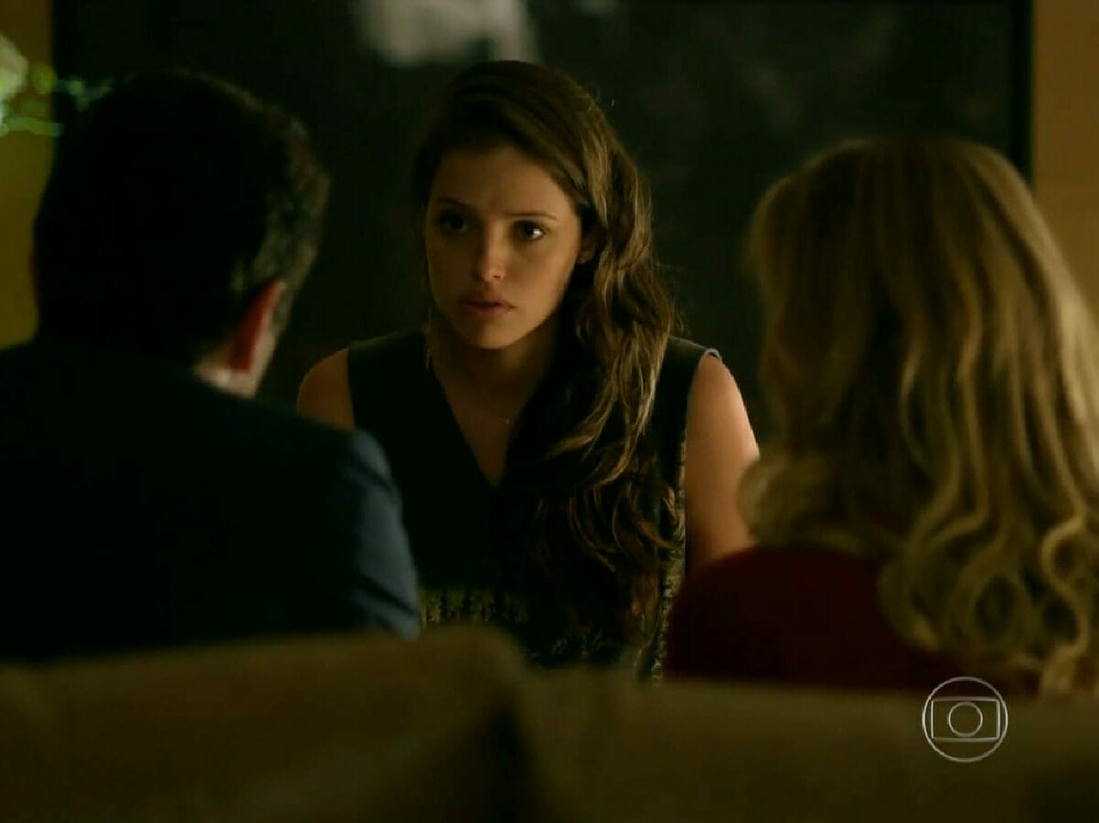 Giovanna (Ágatha Moreira) diante de Alex (Rodrigo Lombardi) e Pia (Guilhermina Guinle) em Verdades Secretas (Reprodução/Globoplay)
