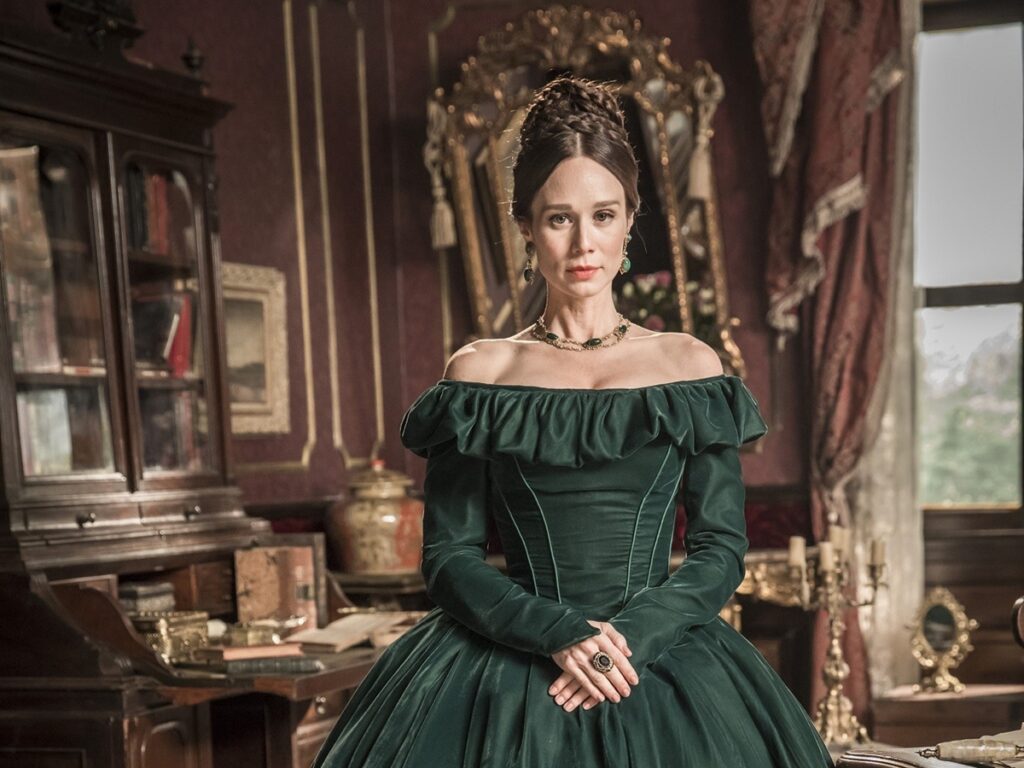 A Condessa de Barral verdadeira e da ficção, interpretada por Mariana Ximenes, em 'Nos Tempos do Imperador' — Foto: Arquivo e TV Globo/João Miguel Jr.