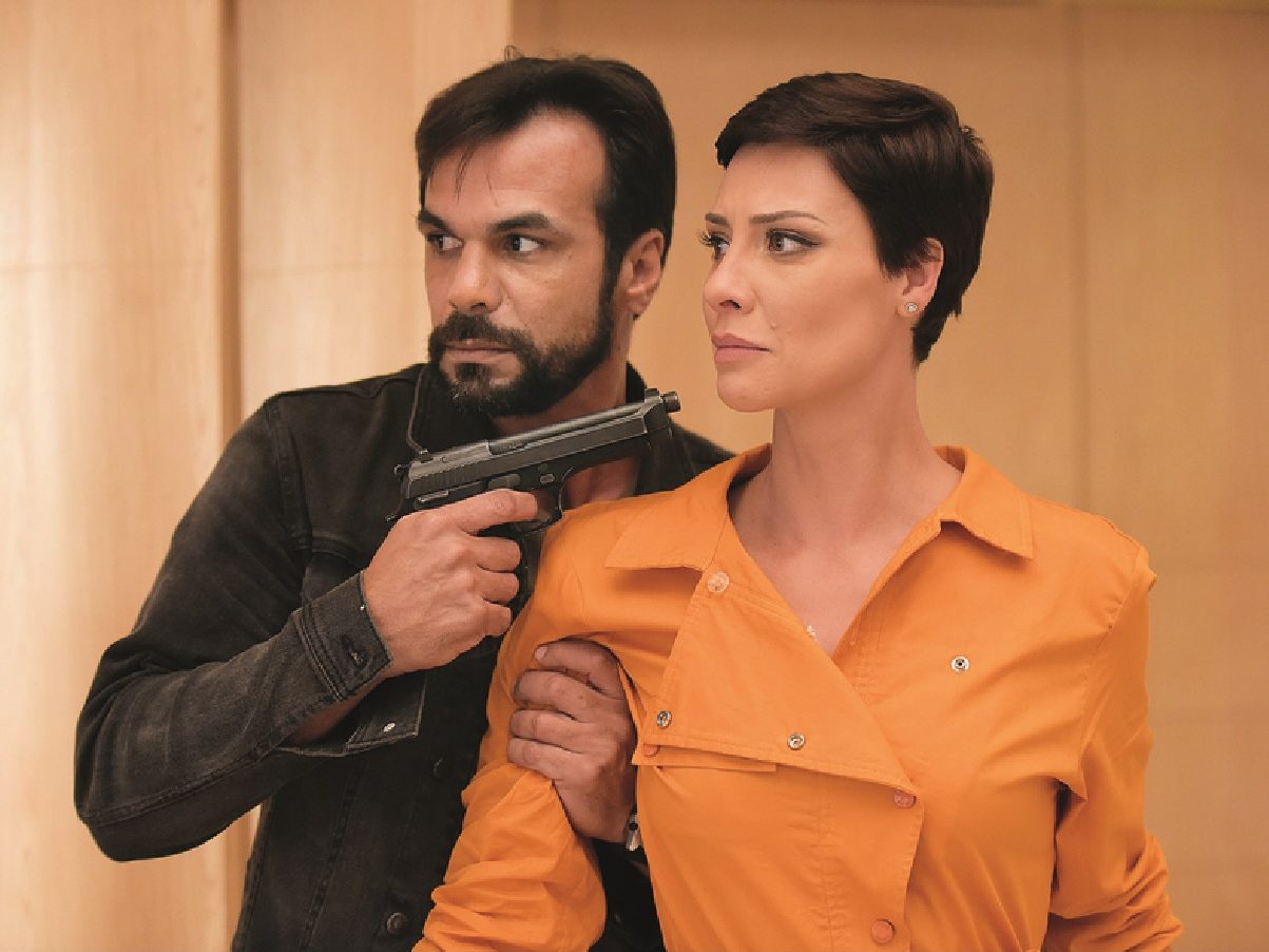 Pedro (Felipe Cardoso) ameaça Sophia (Camila Rodrigues) em Topíssima (Reprodução/Record TV)