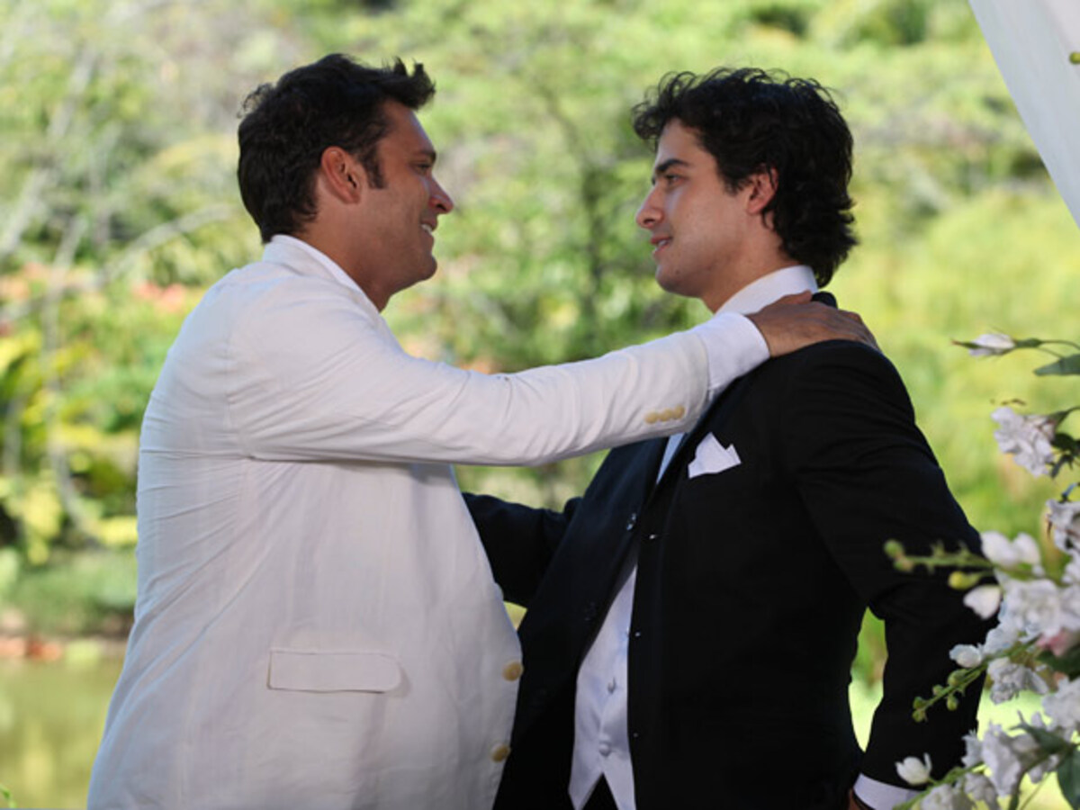 Thales (Armando Babaioff) e Julinho (André Arteche), em Ti-ti-ti