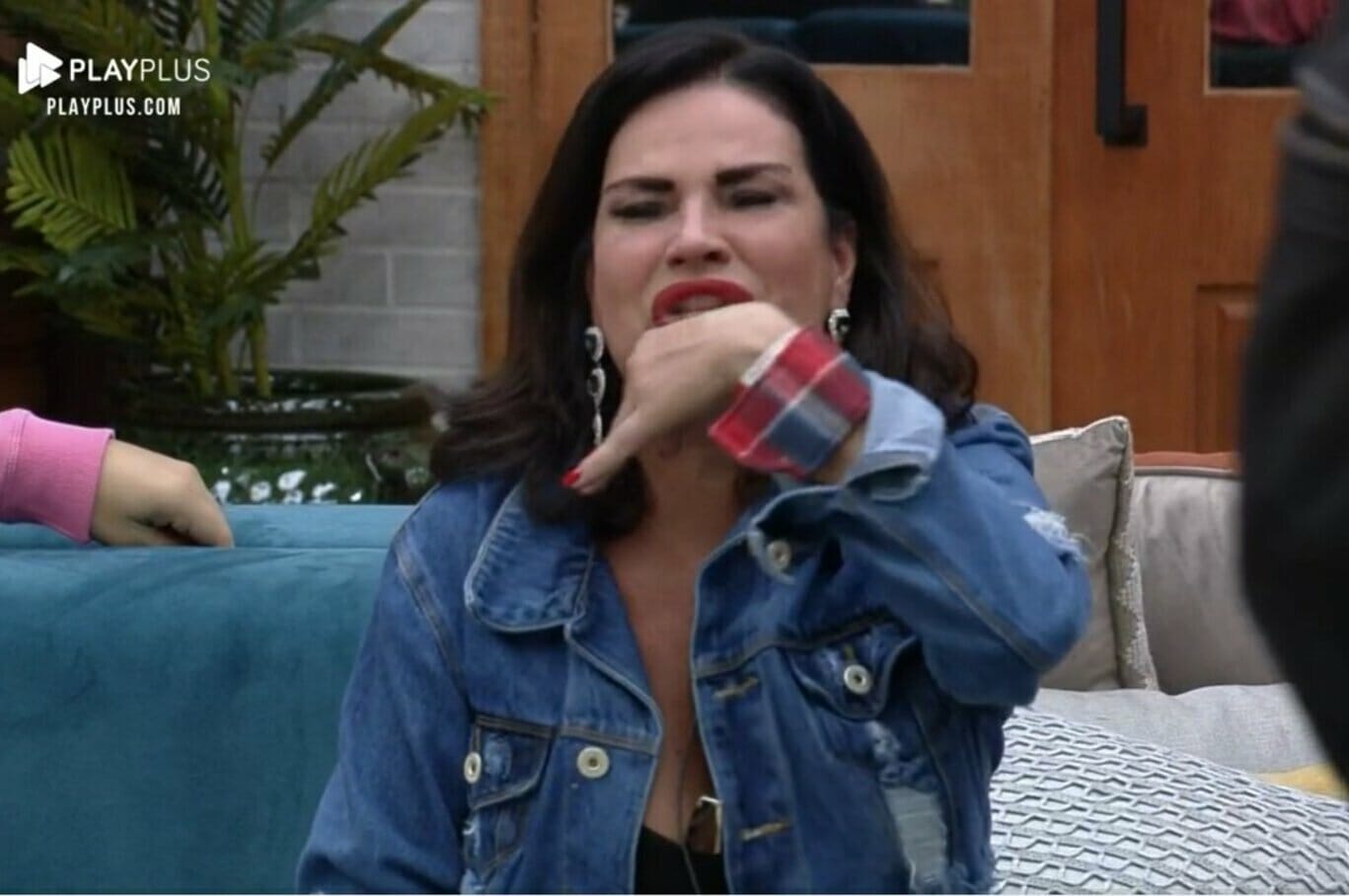 Solange Gomes chora ao ser chamada de velha