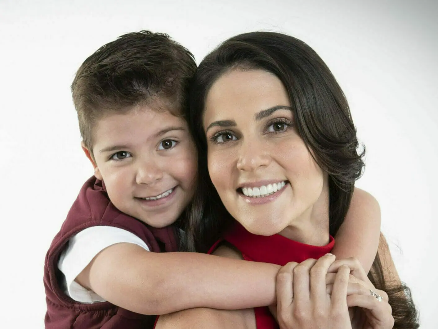 Nícolas (Leonardo Herrera) e Helena (Eva Cedeño) em Te Dou a Vida (Divulgação/SBT)