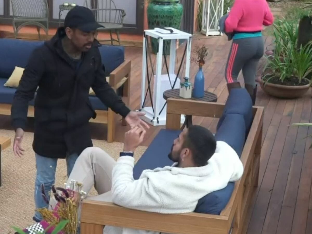 Nego do Borel e Bill Araújo conversam na área externa de A Fazenda 13