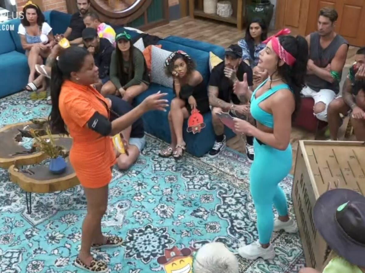 Tati Quebra Barraco e Aline Mineiro discutem em A Fazenda 13