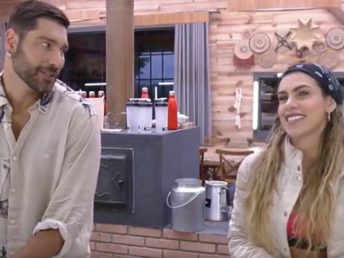 Victor Pecoraro e Erika Schneider lavam louça em A Fazenda 13