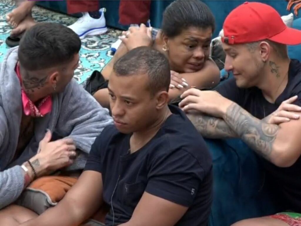 Peões falam mal de Erika Schneider em A Fazenda 13