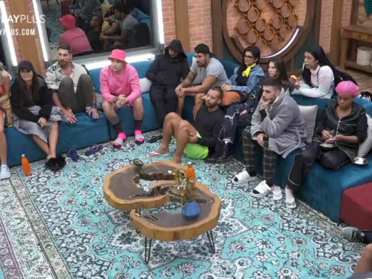 Peões reunidos na sala de A Fazenda 13