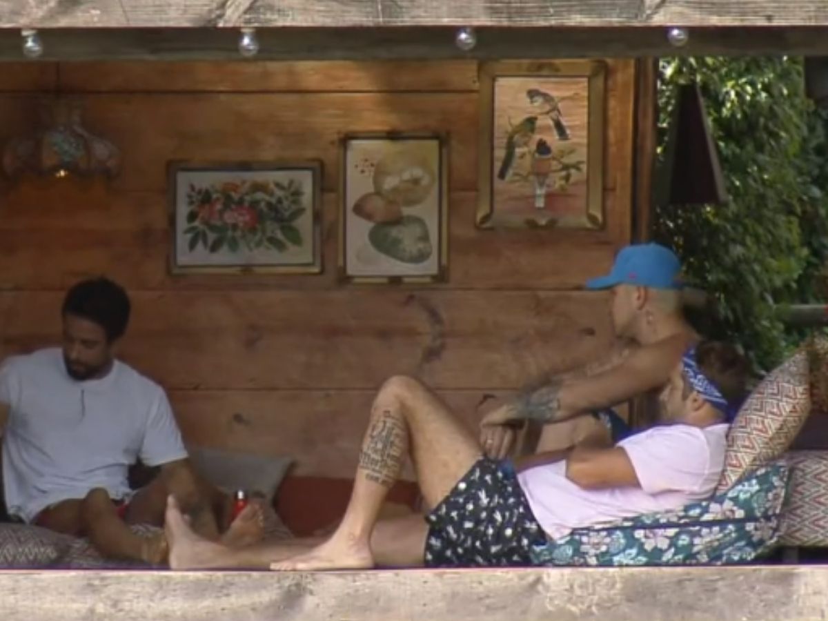 Erasmo Viana. Victor Pecoraro e MC Gui na casa da árvore