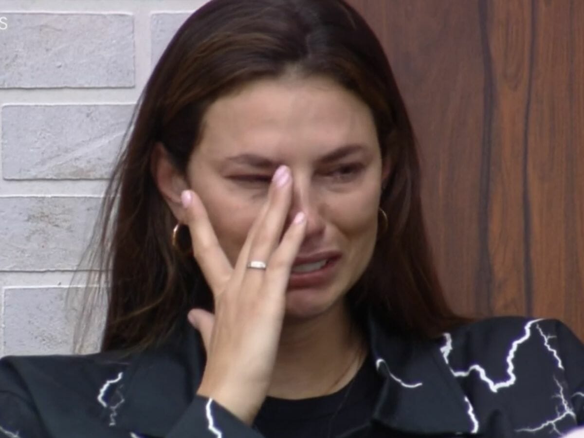 Dayane Melo chora em A Fazenda 13