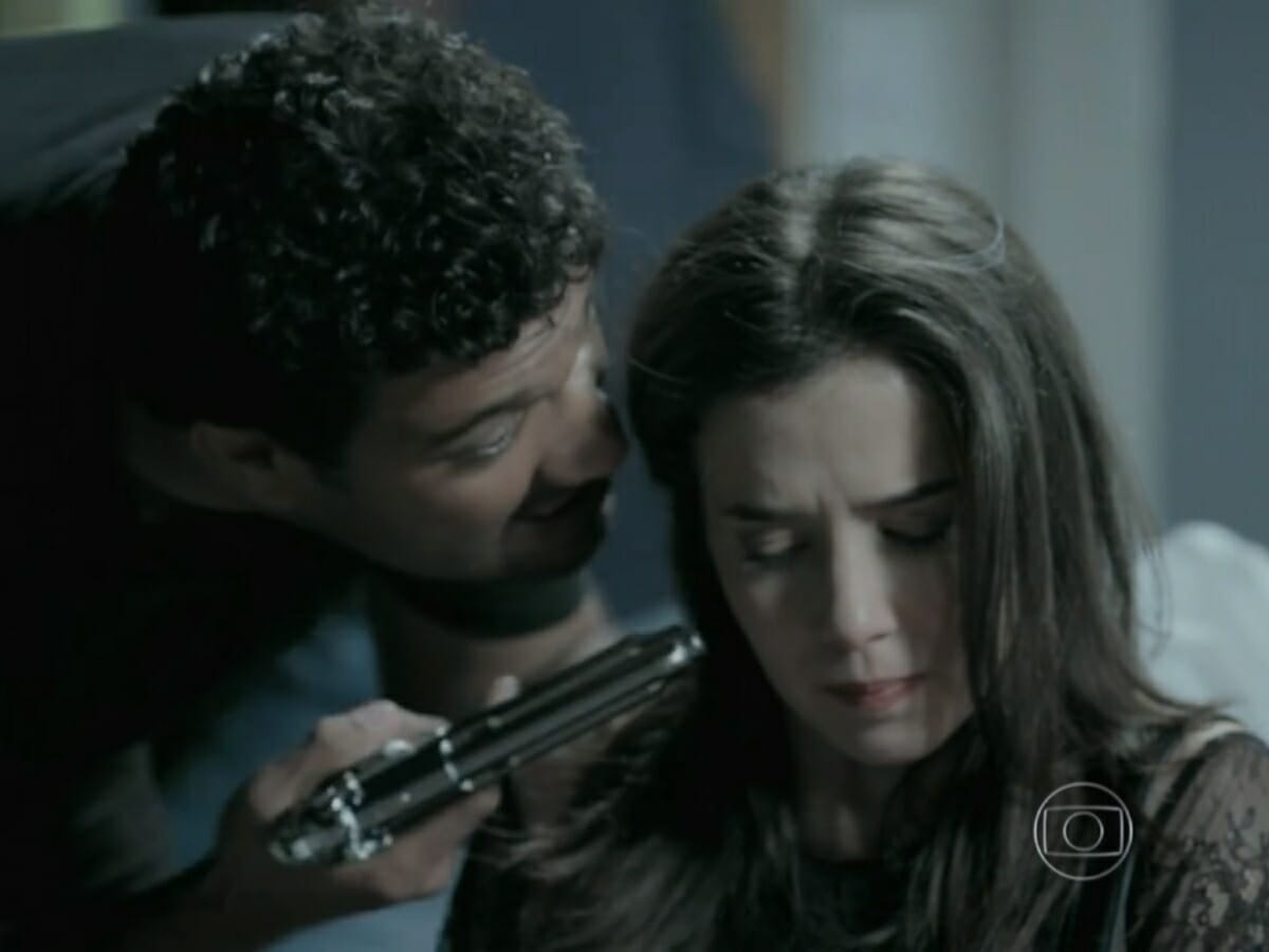 Cora (Marjorie Estiano) e bandido em Império