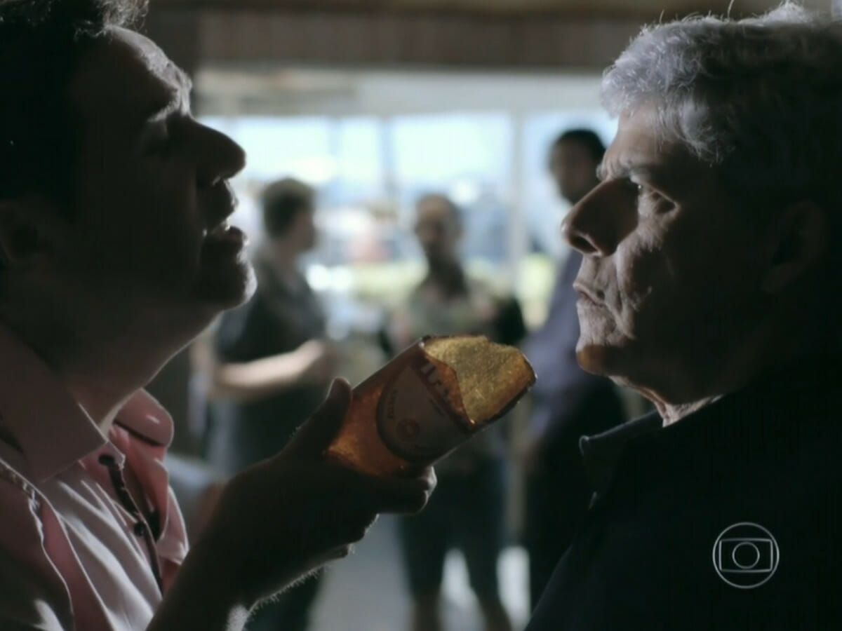 Felipe (Laércio Fonseca) ameaça Cláudio (José Mayer) em Império (Reprodução/Globo)