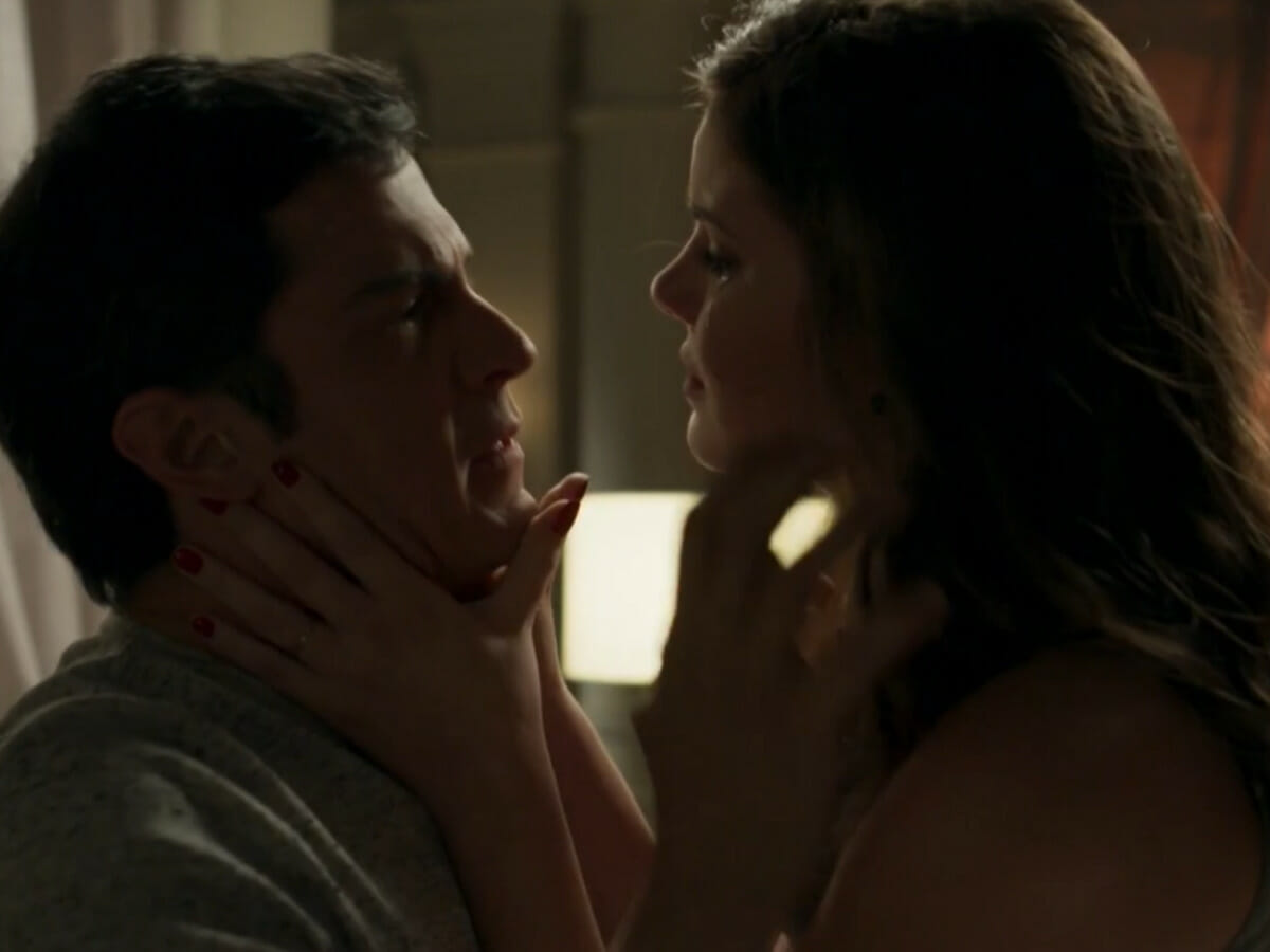 Eric (Mateus Solano) e Luíza (Camila Queiroz) em Pega Pega (Reprodução/Globo)