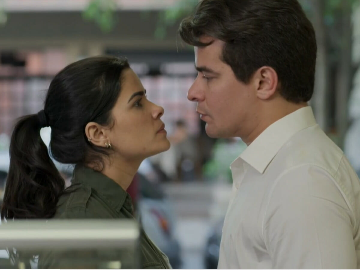 Antônia (Vanessa Giácomo) e Júlio (Thiago Martins) em Pega Pega (Reprodução/Globo)