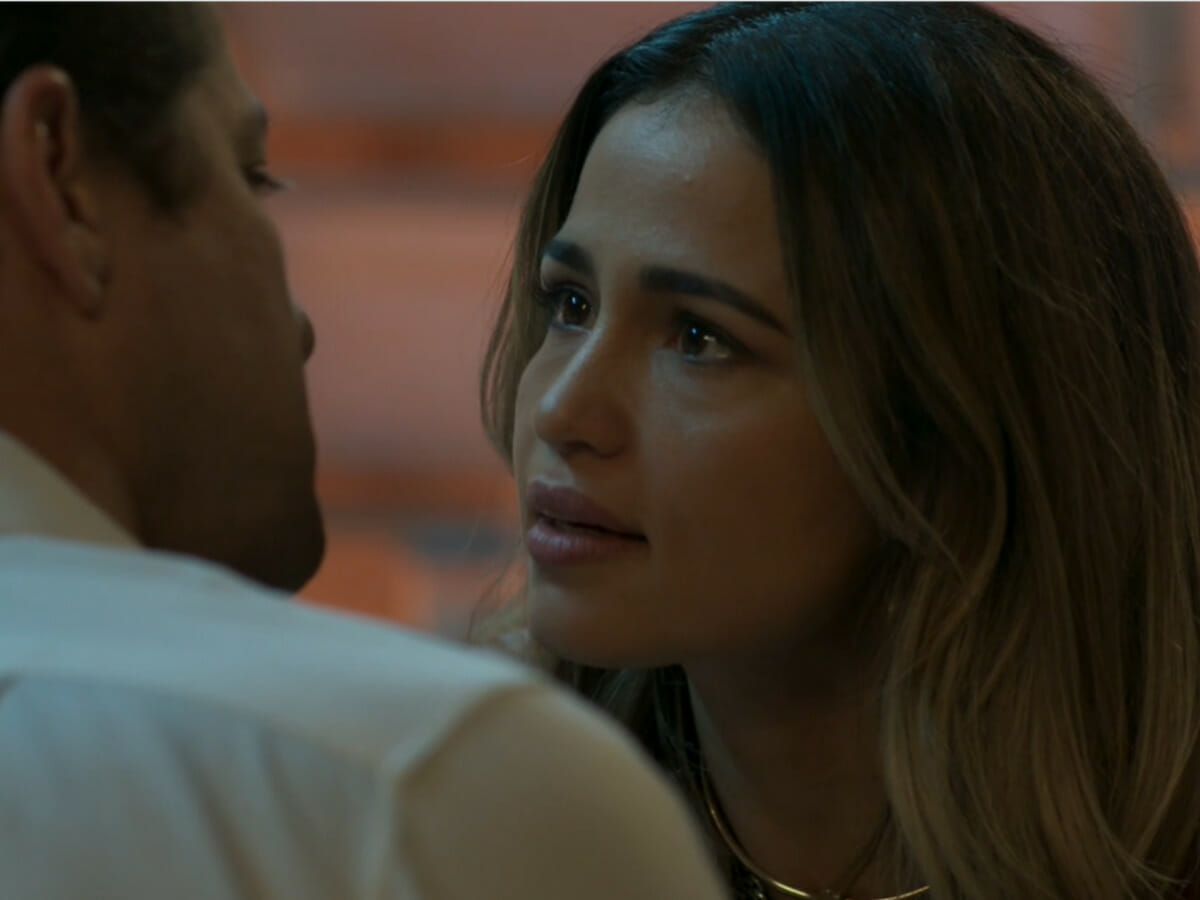 Sandra Helena (Nanda Costa) e Malagueta (Marcelo Serrado) em Pega Pega (Reprodução/Globo)